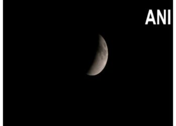 Delhi: People gathered in Nehru Planetarium to see full lunar eclipse