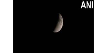 Delhi: People gathered in Nehru Planetarium to see full lunar eclipse