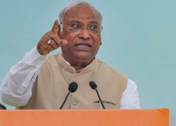 Foreign policy is not about chanting "Modi, Modi!" Kharge targets PM Modi. , Foreign policy is not to be raised by Modi-Modi's slogan! Kharge targeted PM Modi News Track in Hindi