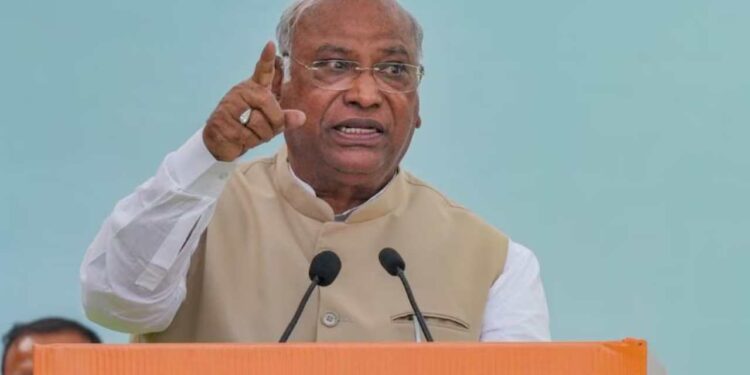 Foreign policy is not about chanting "Modi, Modi!" Kharge targets PM Modi. , Foreign policy is not to be raised by Modi-Modi's slogan! Kharge targeted PM Modi News Track in Hindi
