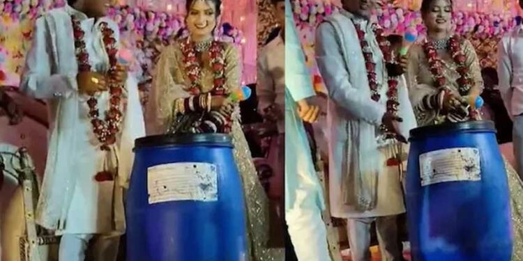 Friends gave a blue drum to the groom and groom at the wedding, there was a stir