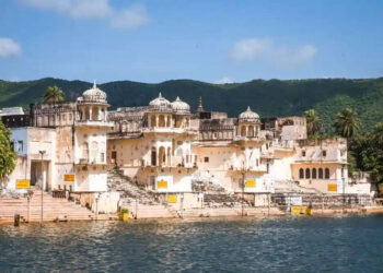 From the ghostly lakes to the old haslis, watching in the video of Pushkar, where the stories still scare people