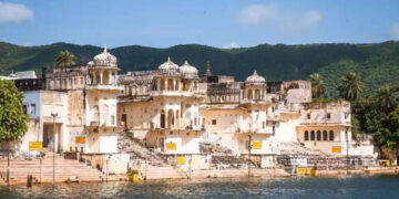 From the ghostly lakes to the old haslis, watching in the video of Pushkar, where the stories still scare people