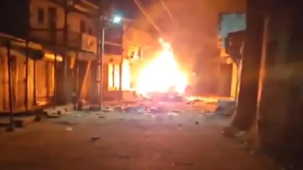 GUJARAT Arson: Violence in Gandhinagar district of Gujarat, two communities collapsed after stone pelting at Garba site of Dehgam, miscreants vandalized and arson, Communal Violence in Dehgam Gandhinagar of Gujarat Miscreants Indulge in Vandalism and Arson