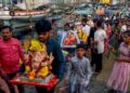 Ganesh idols continue immersion in Maharashtra, thousands of people gathered on the beach in Mumbai