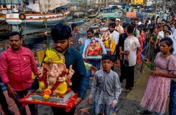 Ganesh idols continue immersion in Maharashtra, thousands of people gathered on the beach in Mumbai
