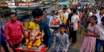 Ganesh idols continue immersion in Maharashtra, thousands of people gathered on the beach in Mumbai