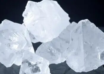 फिटकरी से पाएं दाग-धब्बों और पिंपल्स से छुटकारा, जानिए सही तरीका