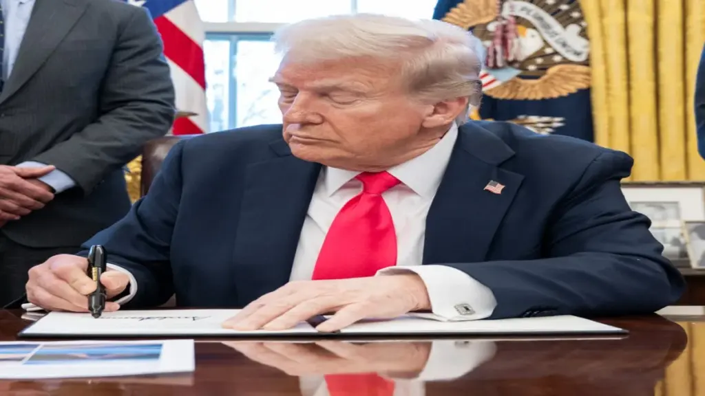 H-1B Visa Fees: Concern over Donald Trump's decision to impose a fee of $ 1 million on H1B visa, economist said which areas will suffer losses in America, US economists revic sound sector will be hurt by imposing fees on h 1b Visas