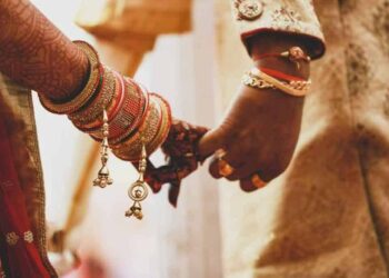 Helping a girl was so expensive by the young man, had to get married to another