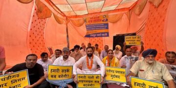 Hunger strike against crispy hall roads and bad sewerage in Ward 31