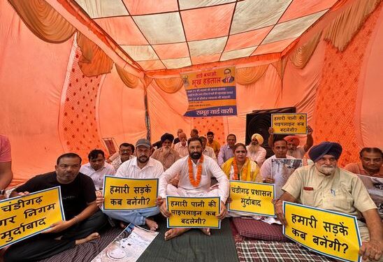 Hunger strike against crispy hall roads and bad sewerage in Ward 31