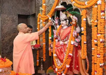 In Sharadiya Navratri, CM Yogi attended the feet of Maa Pateshwari, also talk to devotees
