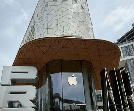 Indian customers have amazing enthusiasm to buy iPhone 17 series, long queues outside Apple BKC