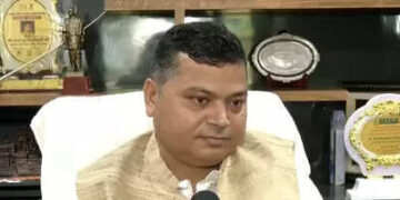 पीएम मोदी की लोकप्रियता से घबरा गया है