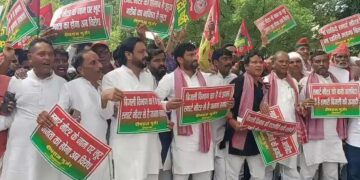 Jalaun Sp Protest Against Smart Meter Issues & High Electricity Bills | Jalaun News: SP's tremendous performance in Jalaun! Thousands of people took to the streets against smart meters. News Track in Hindi