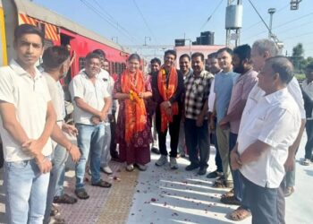 Kailash Mansarovar was trapped on the border during the Yatra, Bayana MLA Ritu Banavat, workers gathered at the station to welcome