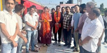 Kailash Mansarovar was trapped on the border during the Yatra, Bayana MLA Ritu Banavat, workers gathered at the station to welcome