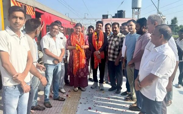 Kailash Mansarovar was trapped on the border during the Yatra, Bayana MLA Ritu Banavat, workers gathered at the station to welcome