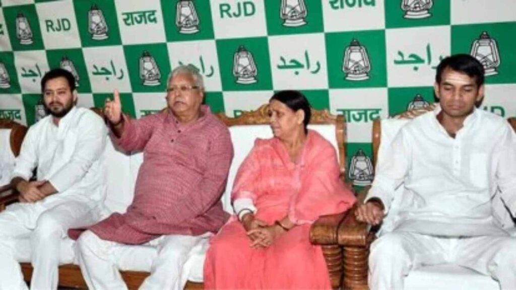 Lalu Family Feud: BJP Targets Tejashwi Yadav as â € ˜aurangzebâ € ™ Ahead of Bihar Elections | The entry of 'Aurangzeb' in the Lalu family? BJP targeted Tejashwi Yadav, said-'Father in prison ...'. News Track in Hindi