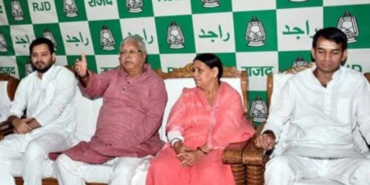 Lalu Family Feud: BJP Targets Tejashwi Yadav as â € ˜aurangzebâ € ™ Ahead of Bihar Elections | The entry of 'Aurangzeb' in the Lalu family? BJP targeted Tejashwi Yadav, said-'Father in prison ...'. News Track in Hindi