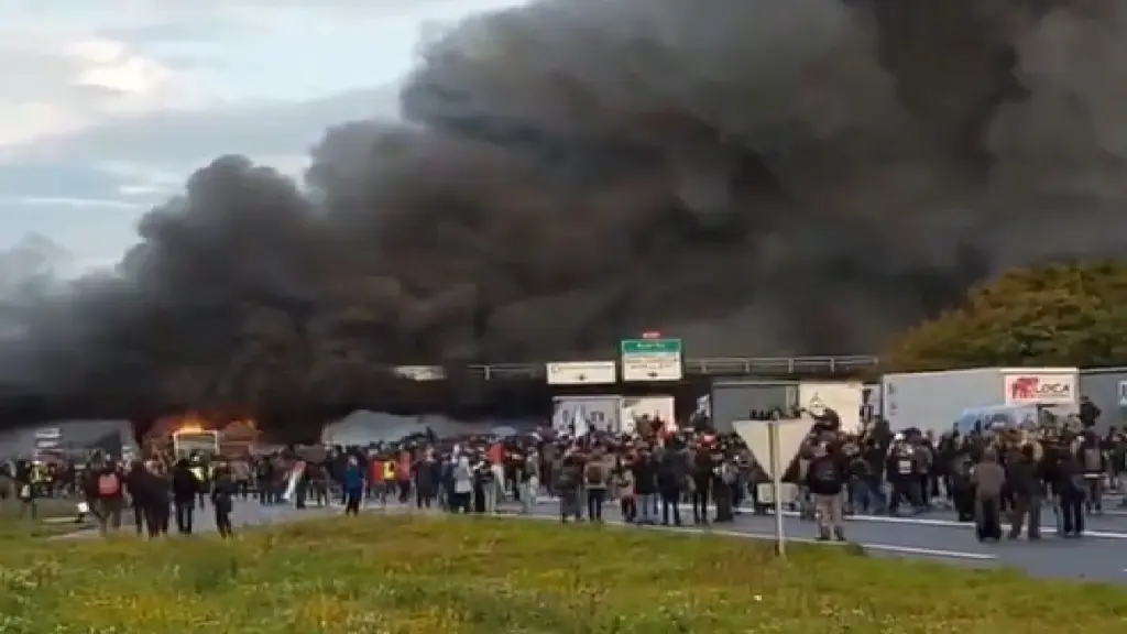 Like Nepal Block Everything Protest in France: Like Nepal, French capital Paris and fierce protests in big cities, block everyving protesters conflict with police, more than 200 arrested, like nepal block everything everyieing protest in francs more than in Paris more than in paris