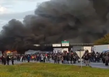 Like Nepal Block Everything Protest in France: Like Nepal, French capital Paris and fierce protests in big cities, block everyving protesters conflict with police, more than 200 arrested, like nepal block everything everyieing protest in francs more than in Paris more than in paris