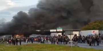 Like Nepal Block Everything Protest in France: Like Nepal, French capital Paris and fierce protests in big cities, block everyving protesters conflict with police, more than 200 arrested, like nepal block everything everyieing protest in francs more than in Paris more than in paris