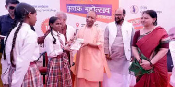 Lucknow: CM Yogi meets children, emphasis on the importance of books