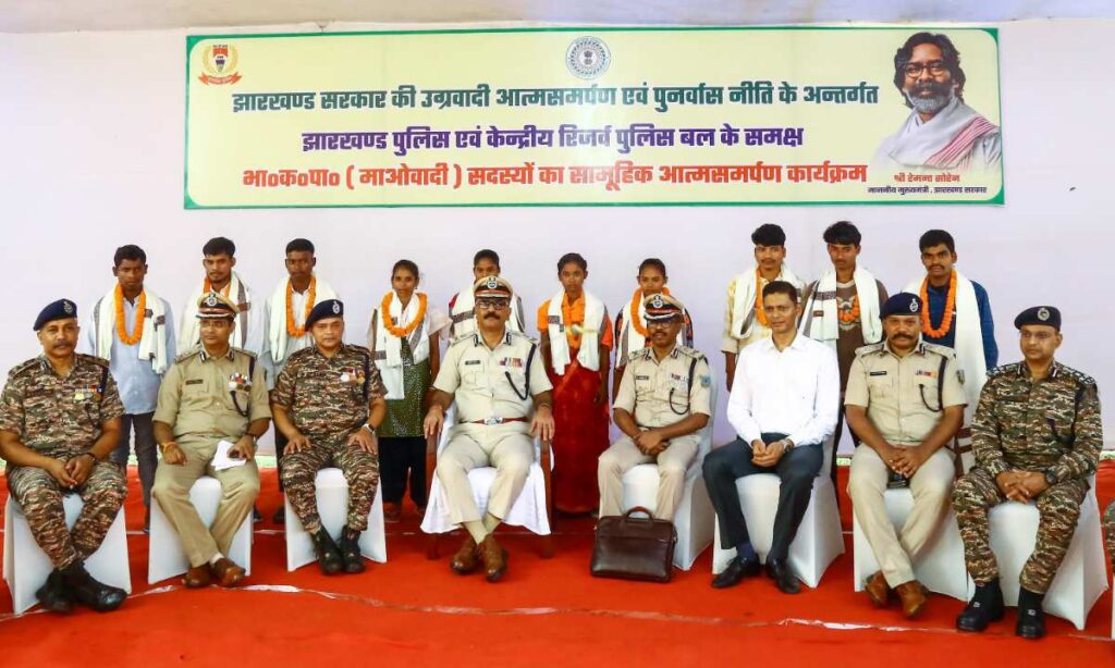 Maoists surrender in Jharkhand: 10 Naxalites surrender before dgp in chaibasa, jharkhand | Maoists surrender in Jharkhand: 10 Naxalites surrendered to DGP in Jharkhand | News Track in Hindi