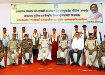 Maoists surrender in Jharkhand: 10 Naxalites surrender before dgp in chaibasa, jharkhand | Maoists surrender in Jharkhand: 10 Naxalites surrendered to DGP in Jharkhand | News Track in Hindi