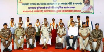 Maoists surrender in Jharkhand: 10 Naxalites surrender before dgp in chaibasa, jharkhand | Maoists surrender in Jharkhand: 10 Naxalites surrendered to DGP in Jharkhand | News Track in Hindi