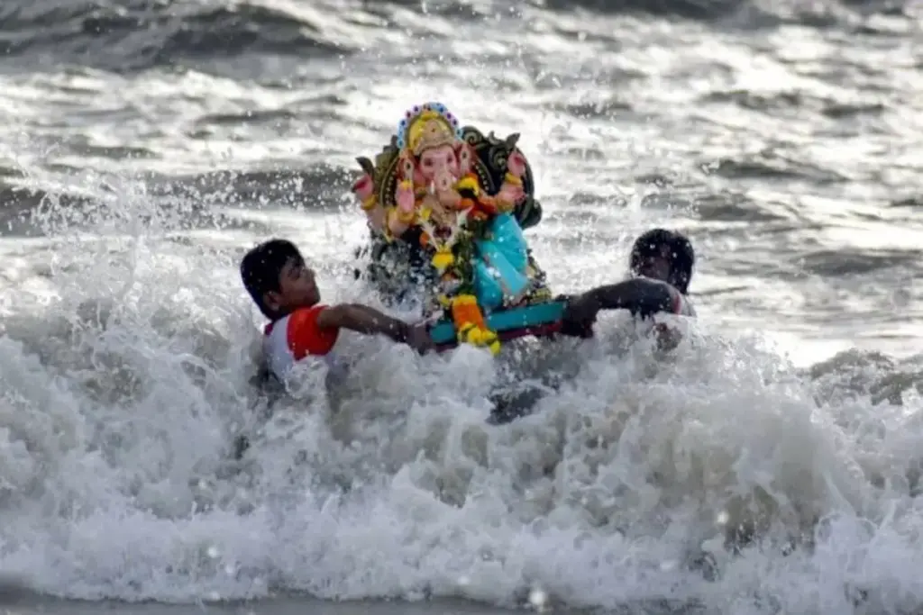 More than 1 crore people can go to Mumbai in Ganpati immersion, threat of attacks bigger than 26/11, 14 Pakistani terrorists admitted to the city