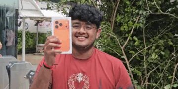 मुंबई : बीकेसी में एप्पल स्टोर के बाहर लंबी कतार, आईफोन-17 खरीदने की लगी होड़