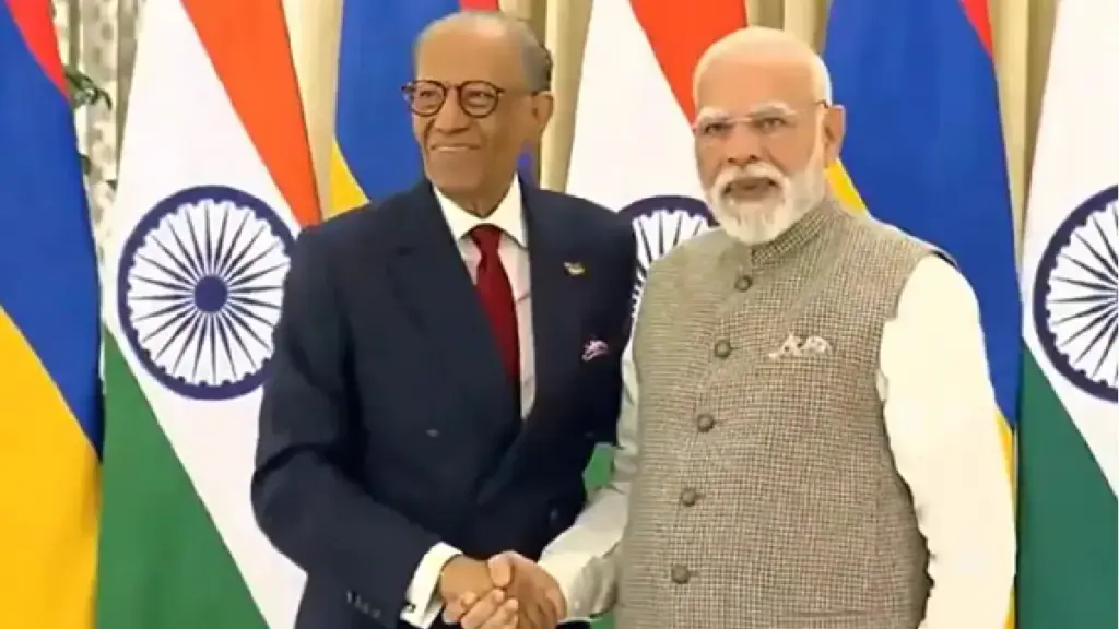 Narendra Modi's bilateral meeting with Navinchandra Ramgoolam: India and Mauritius are not just partners, a family, while addressing a bilateral meeting with Naveen Chandra Ramgulam, said Narendra Modi, India and Mauritius are not just partners, Yi ARA ARE A Family, SAID NADER MODI While addressing a bilateral meeting with navinchandra ramgoolam