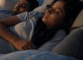 रात की नींद नहीं हो रही पूरी? जानिए कैसे यह आदत बना रही आपको बीमार