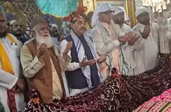 पीएम मोदी के 75वें जन्मदिन पर भाजपा नेता शाहनवाज हुसैन ने निजामुद्दीन औलिया की दरगाह पर चढ़ाई चादर