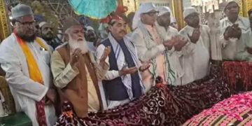 पीएम मोदी के 75वें जन्मदिन पर भाजपा नेता शाहनवाज हुसैन ने निजामुद्दीन औलिया की दरगाह पर चढ़ाई चादर