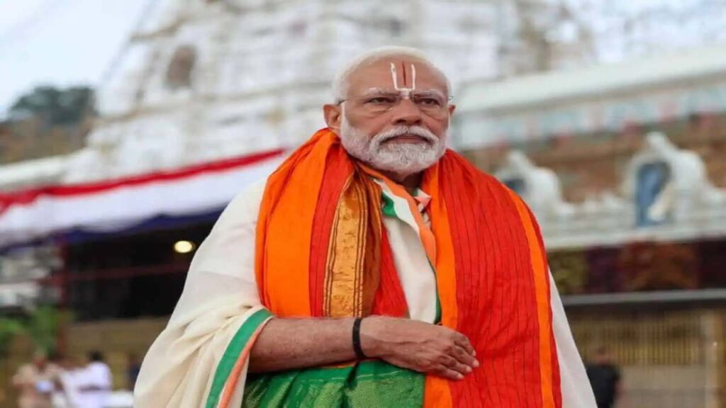 PM Modi Visits Ancient Temple in Tripura on First Day of Navratri, Inaugurates redeevelopment | PM Modi inaugurated the redevelopment in the ancient temple of Tripura on the first day of Navratri. News Track in Hindi