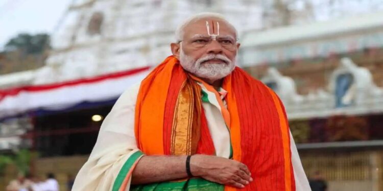 PM Modi Visits Ancient Temple in Tripura on First Day of Navratri, Inaugurates redeevelopment | PM Modi inaugurated the redevelopment in the ancient temple of Tripura on the first day of Navratri. News Track in Hindi