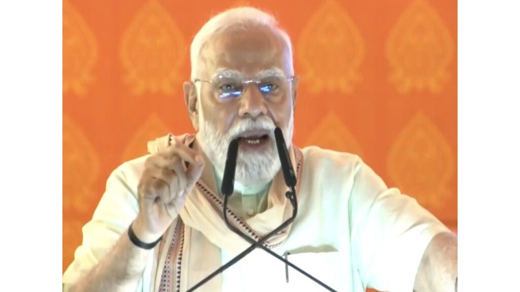 PM Modi put up Prakash on 'Sabka Saath Sabka Vishwas' in Purnia, said "RJD and Congress are only worried about their family"