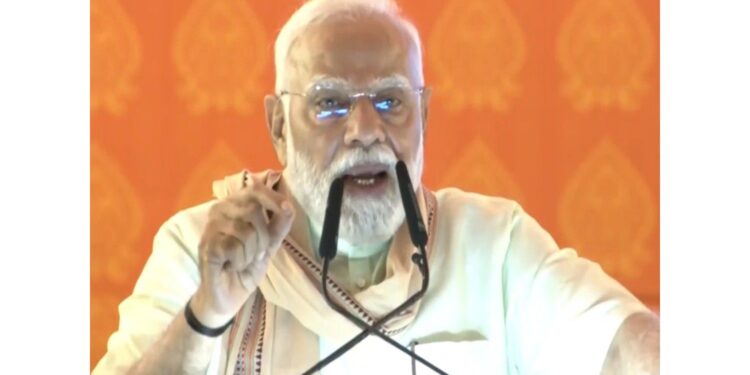 PM Modi put up Prakash on 'Sabka Saath Sabka Vishwas' in Purnia, said "RJD and Congress are only worried about their family"