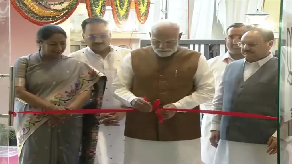 PM Narendra Modi Inaugurated Delhi BJP New Office: BJP is not in power but for service, inaugurating the party office in Delhi, PM Narendra Modi, BJP is in Government not for Power, For Service, said PM Narendra Modes Whailing The Party Office in delhi.