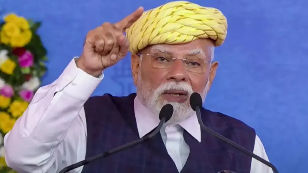 PM Narendra Modi at Bhavnagar: Chip or ship will have to be made in India itself, PM Narendra Modi has emphasized on becoming self-sufficient, whether it's a chip or a ship, it must be made in India, PM Narendra Modi Emphasizes Span.