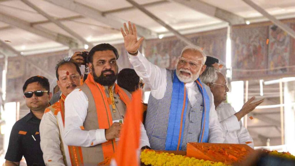 PM modi gifts bihar â happening Crore, Inaugurates Purnia Airport, Sets Election Tone | PM Modi gave a 36,000 crore gift to Bihar, inaugurated Purnia Airport and burnt election bugle. News Track in Hindi