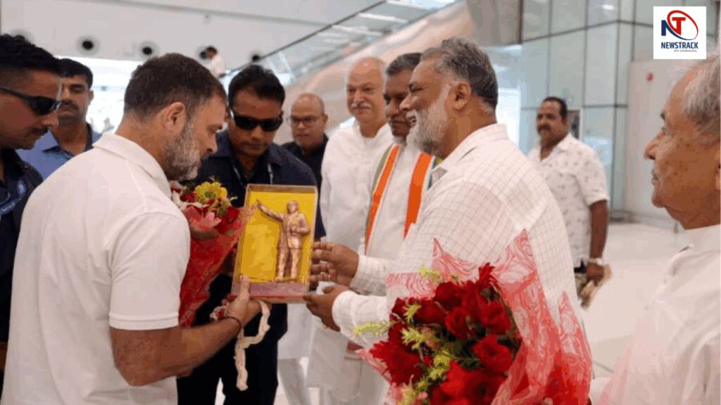 Pappu Yadav Meets Rahul Gandhi in Patna after Stage Snub, Welcomes Him with Flowers | Pappu Yadav met Rahul Gandhi today after dishonor not climbing the stage, welcomed in Patna with flowers. News Track in Hindi