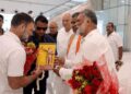 Pappu Yadav Meets Rahul Gandhi in Patna after Stage Snub, Welcomes Him with Flowers | Pappu Yadav met Rahul Gandhi today after dishonor not climbing the stage, welcomed in Patna with flowers. News Track in Hindi