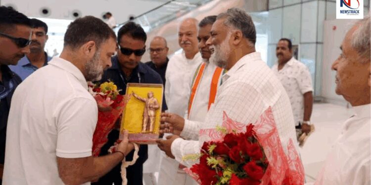 Pappu Yadav Meets Rahul Gandhi in Patna after Stage Snub, Welcomes Him with Flowers | Pappu Yadav met Rahul Gandhi today after dishonor not climbing the stage, welcomed in Patna with flowers. News Track in Hindi