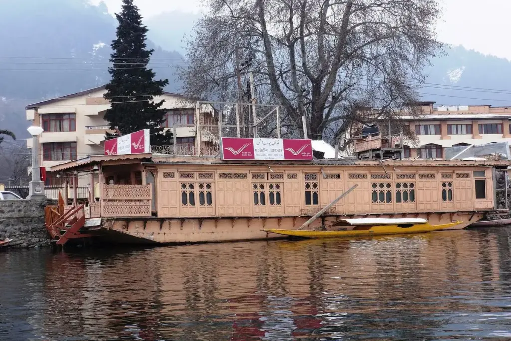 Post office floating in Dal Lake: Srinagar is present in the world's only post office