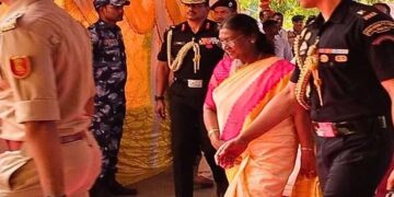President Droupadi Murmu Pind Daan in Gaya with Governor Arif Mohammad Khan | Vishnupad Temple Visit | Gaya Visit: President Murmu, Governor Arif Mohammad Khan also reached Gaya for Pindadan. News Track in Hindi